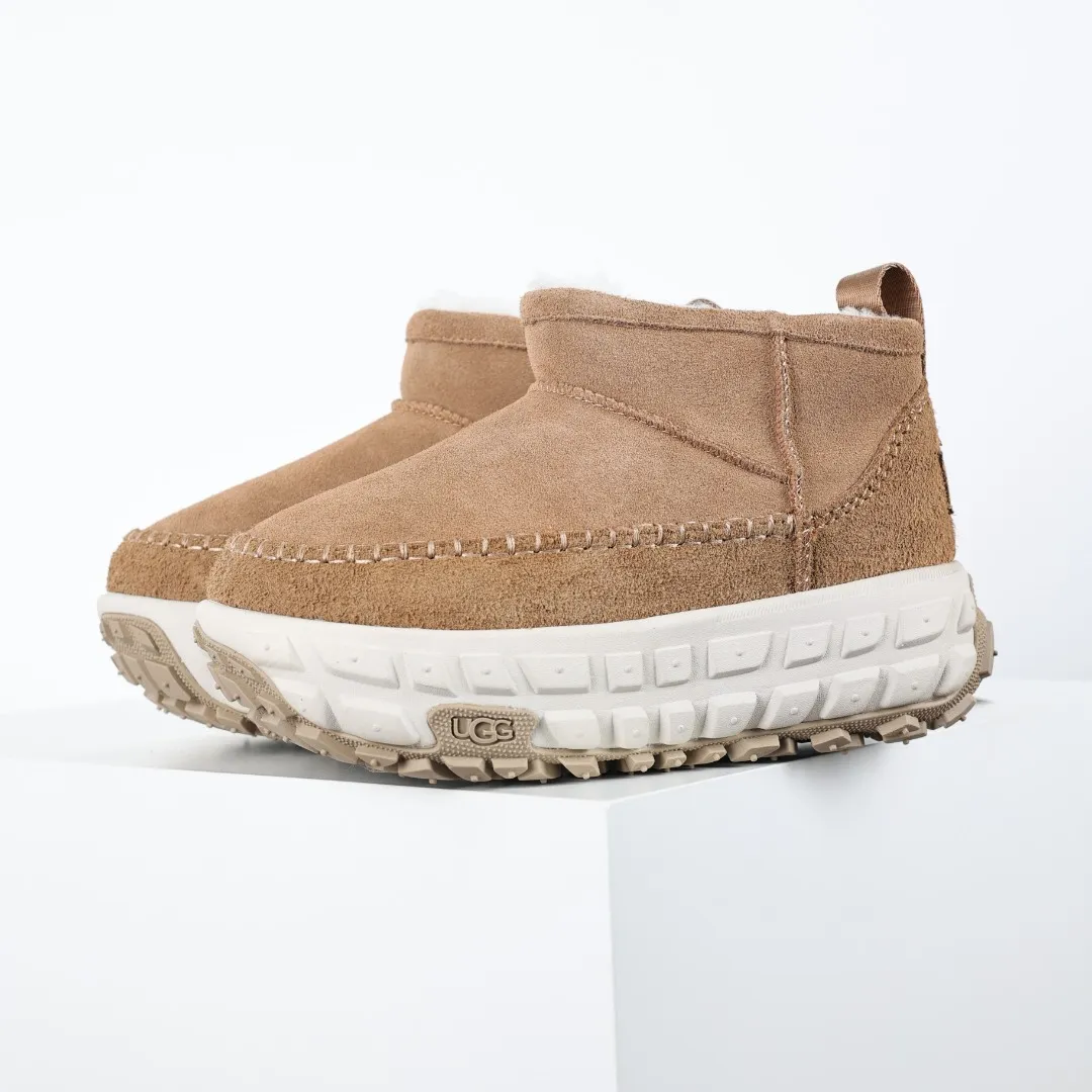 Pick up locally 💰700 Core recommendation Good price It is a very suitable choice for keeping warm in winter and at home. In recent years, uug has launched a series of styles, which are partially geared towards the preferences of young consumers and have also moved to the forefront of fashion trends. Shoe body material Water-repellent coated suede upper 17mm UGGPURE™ implanted wool insole Lightweight non-slip comfortable rubber outsole With brand LOGO trademark Comes with a full set of packaging Size: 35 36 37 38 39 40